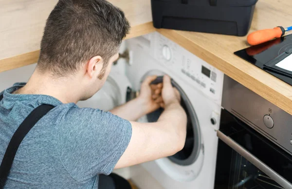 Handyman Profissional Macacão Reparar Máquina Lavar Roupa Cozinha — Fotografia de Stock