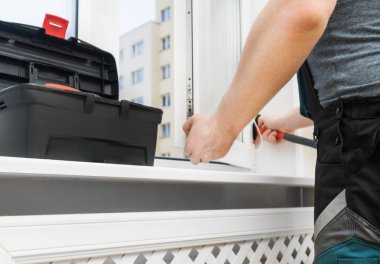 Profesyonel tamirci eve pencere kuruyor.