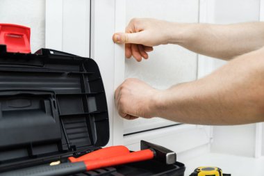 Adam pencerelere kaset silindirleri kuruyor