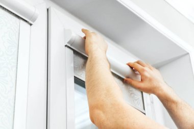 Adam pencerelere kaset silindirleri kuruyor