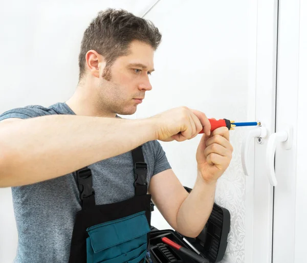 Professionele Klusjesman Bevestiging Raamgreep Thuis — Stockfoto