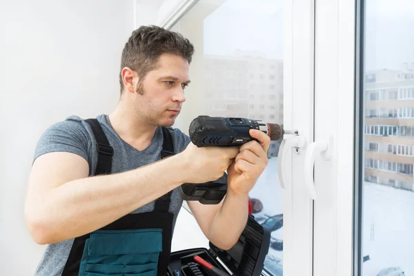 Tuttofare Professionale Che Fissa Maniglia Della Finestra Casa — Foto Stock