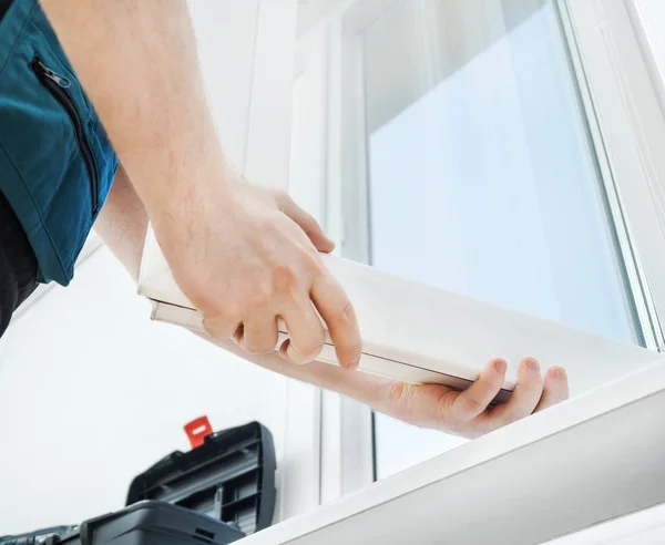 Handwerker Montieren Fenster Hause — Stockfoto