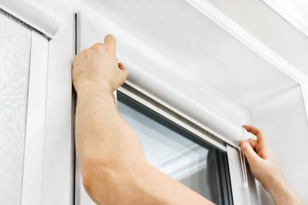 Hombre Instalación Persianas Enrollables Cassette Ventanas —  Fotos de Stock