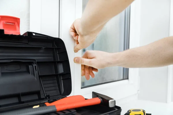 Hombre Instalación Persianas Enrollables Cassette Ventanas — Foto de Stock