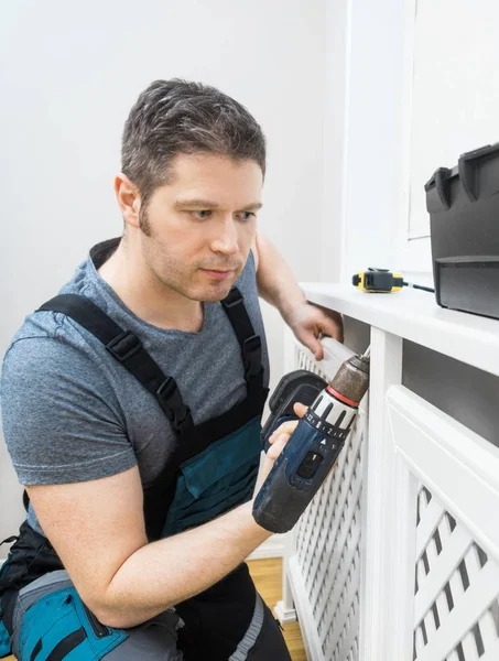 Handwerker Montieren Heizkörperschränke Hause — Stockfoto