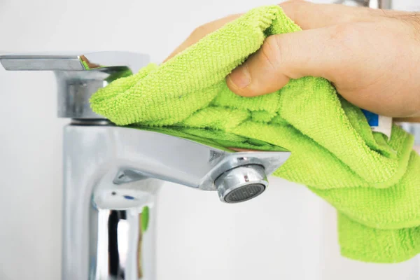 打扫房屋 人在浴室清洁水龙头 — 图库照片