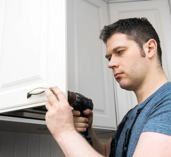 Tuttofare Professionale Che Assembla Armadio Della Porta Della Cucina — Foto Stock