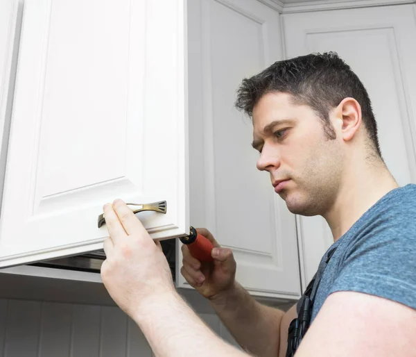 Handwerker Montiert Küchentür Schrank — Stockfoto