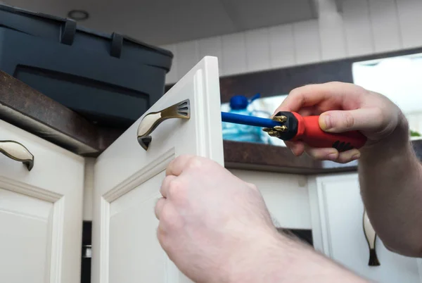 Manitas Profesionales Montando Gabinete Puerta Cocina —  Fotos de Stock