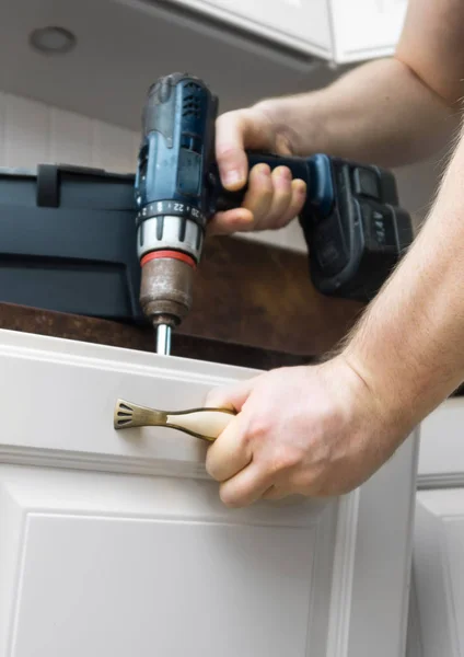 Handyman Profissional Que Monta Armário Porta Cozinha — Fotografia de Stock