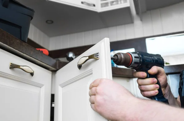 Tuttofare Professionale Che Assembla Armadio Della Porta Della Cucina — Foto Stock