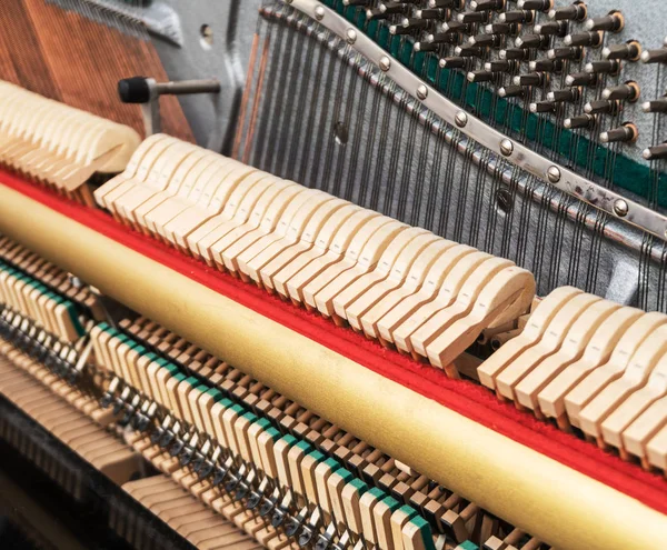 Vue Rapprochée Des Marteaux Des Cordes Intérieur Piano — Photo