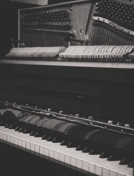 ハンマーとピアノ内部文字列の表示 黒と白 — ストック写真