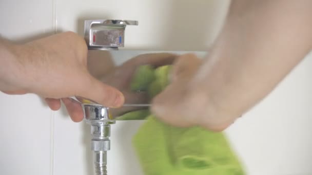 Καθαρισμός Οικίας Άνθρωπος Καθαρισμού Βρύσης Στο Μπάνιο — Αρχείο Βίντεο