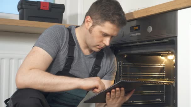 Handyman Haciendo Inspección Del Horno Doméstico Cocina — Vídeo de stock