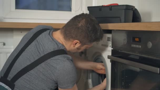 Handyman Profissional Macacão Reparar Máquina Lavar Roupa Cozinha — Vídeo de Stock