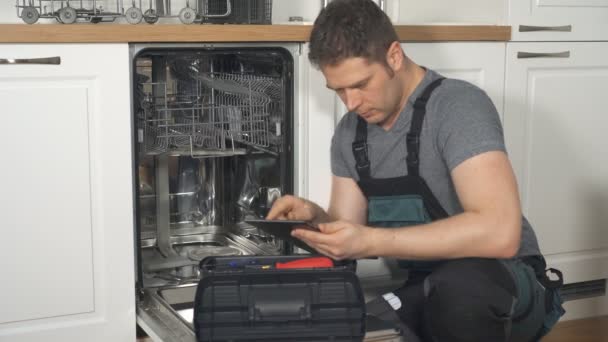 Heimwerker Mit Tablet Repariert Spülmaschine Der Küche — Stockvideo