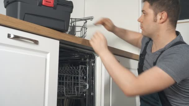 Professionele Klusjesman Overalls Herstellen Van Binnenlandse Vaatwasser Keuken — Stockvideo