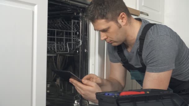 Homme Tout Faire Avec Tablette Réparer Lave Vaisselle Domestique Dans — Video