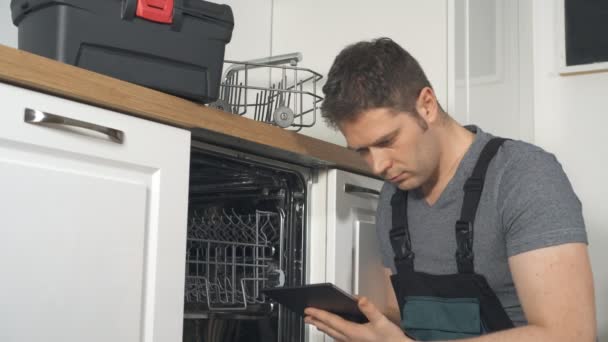 Handyman Com Tablet Reparação Máquina Lavar Louça Doméstica Cozinha — Vídeo de Stock