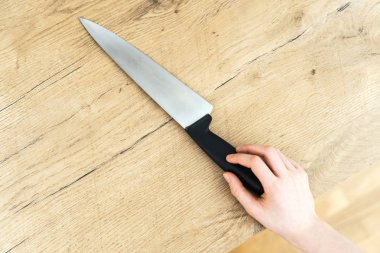 Mutfakta tehlikeli bir durum. Çocuk bir mutfak bıçağı almaya çalışırken.
