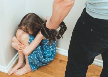 köşede ağlayan küçük bir kız. Aile içi şiddet kavramı.