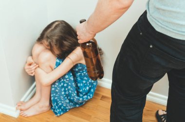 Sarhoş babası korkmuş küçük kız önünde. Aile içi şiddet kavramı.