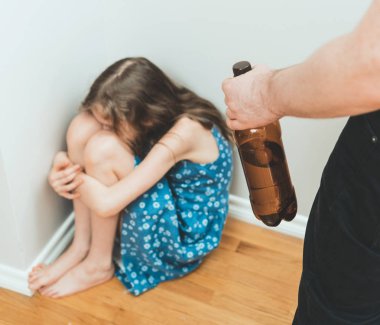 Sarhoş babası korkmuş küçük kız önünde. Aile içi şiddet kavramı.