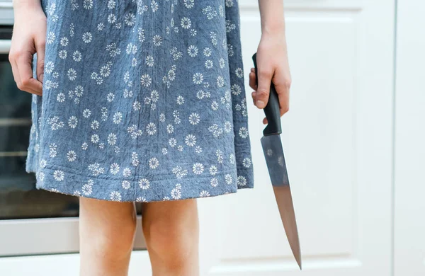Gefährliche Situation Der Küche Kind Mit Küchenmesser Der Hand — Stockfoto