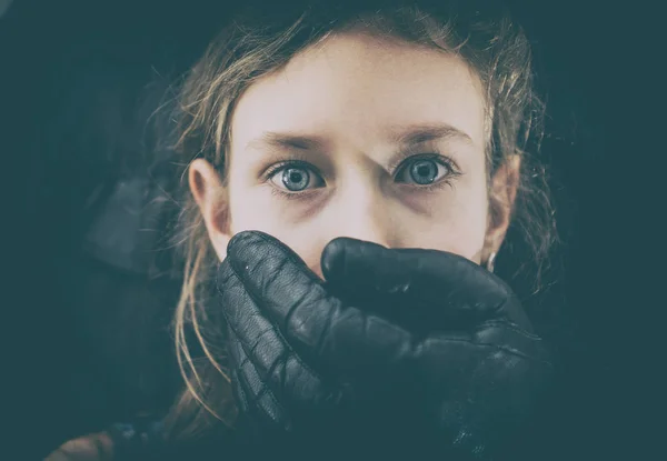 Mano Dell Uomo Copre Bocca Della Giovane Ragazza Spaventata — Foto Stock