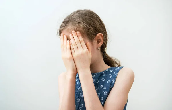 Θλιβερό Κοριτσάκι Κλαίει Στο Σπίτι — Φωτογραφία Αρχείου