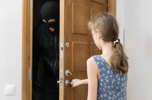 Menina Abrindo Porta Para Ladrão — Fotografia de Stock