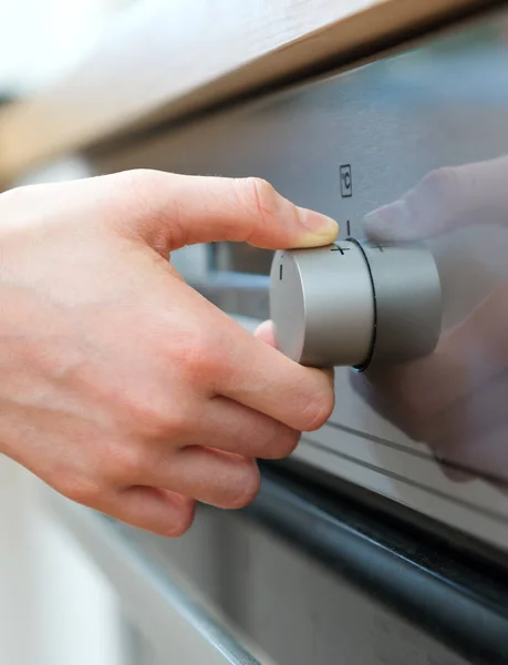 Situazione Pericolosa Cucina Bambino Che Gioca Con Forno Elettrico — Foto Stock