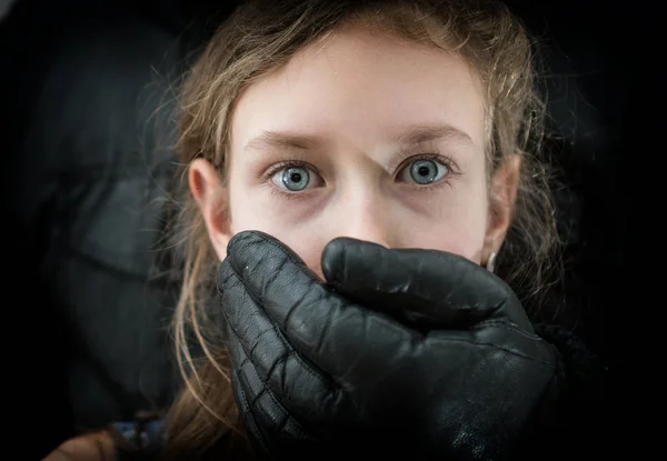 Mano Dell Uomo Copre Bocca Della Giovane Ragazza Spaventata — Foto Stock