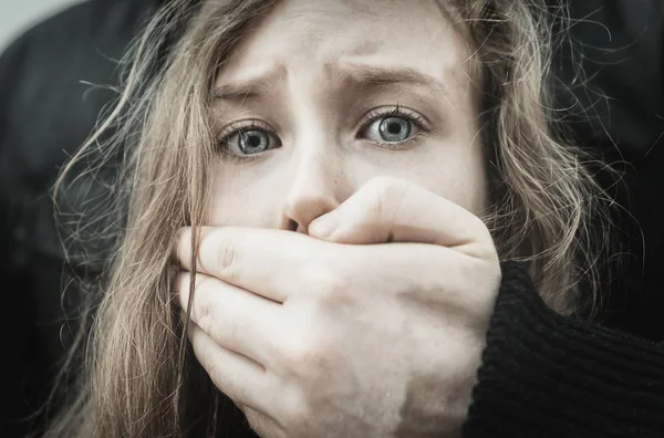 Man Hand Covering Mouth Scared Young Girl — Stock Photo, Image