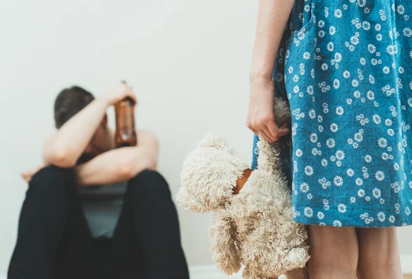 Liten Flicka Med Leksak Stående Framför Hennes Berusade Far — Stockfoto