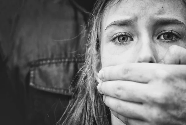 Man Hand Covering Mouth Scared Young Girl — Stock Photo, Image