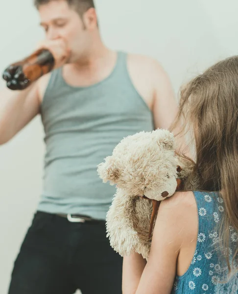 Маленькая Девочка Игрушкой Стоит Перед Своим Пьяным Отцом — стоковое фото