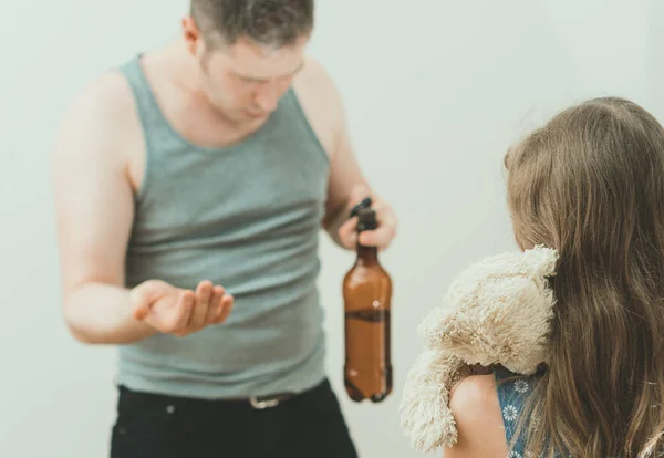 Dronken Vader Bang Meisje Pesten Met Speelgoed — Stockfoto