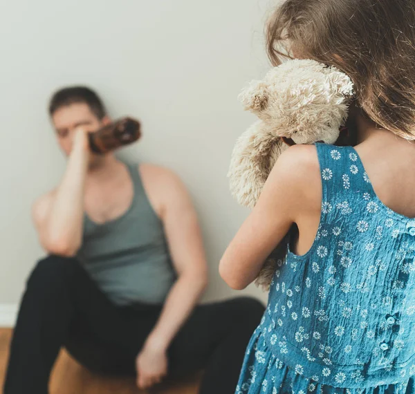 Niña Con Juguete Delante Padre Borracho —  Fotos de Stock