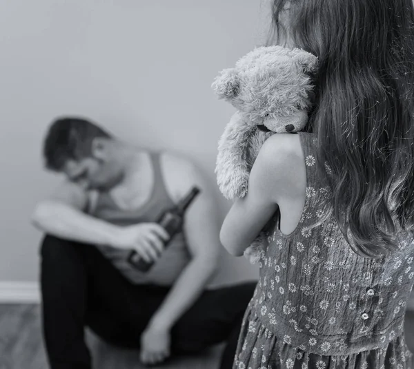 Little Girl Toy Standing Front Her Drunk Father — Stock Photo, Image