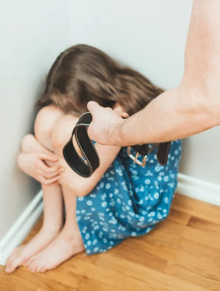 Маленькая Девочка Плачет Углу Концепция Домашнего Насилия — стоковое фото