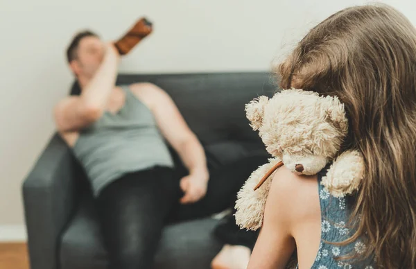 Niña Con Juguete Delante Padre Borracho —  Fotos de Stock