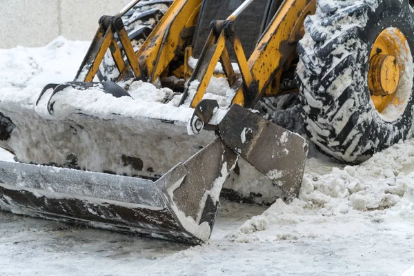 拖拉机上街头铲雪 — 图库照片