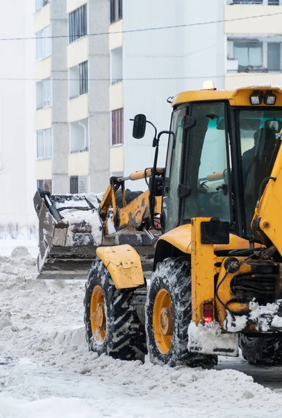 拖拉机上街头铲雪 — 图库照片