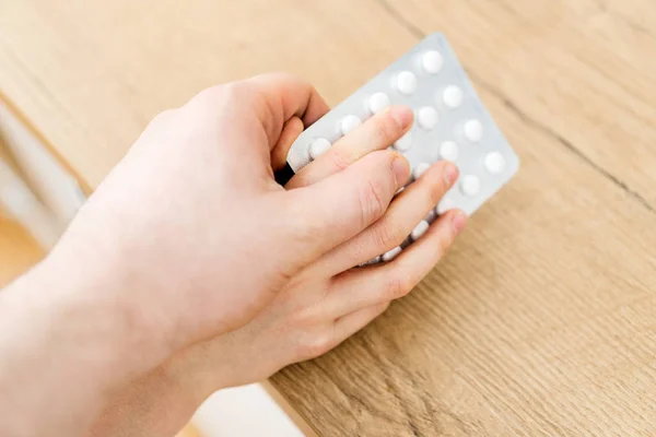 Niño Toma Paquete Pastillas Situación Peligrosa —  Fotos de Stock