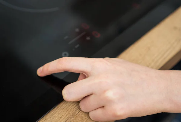 Gevaarlijke Situatie Keuken Kind Spelen Met Elektrische Kookplaten Van Glaskeramiek — Stockfoto