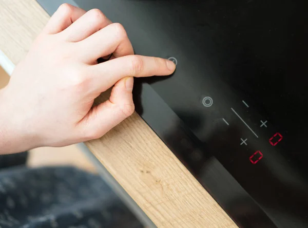 Situation Dangereuse Dans Cuisine Jeu Enfants Avec Cuisinière Électrique Vitrocéramique — Photo