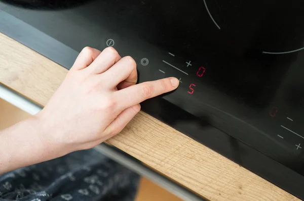 Situation Dangereuse Dans Cuisine Jeu Enfants Avec Cuisinière Électrique Vitrocéramique — Photo